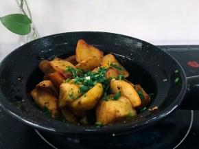 将小葱末撒上颠锅，使葱末均匀