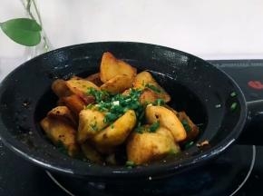 将小葱末撒上颠锅，使葱末均匀