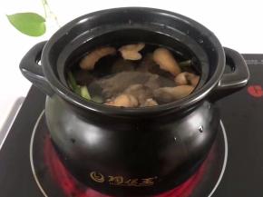将洗干净的鸡肉放入煲中