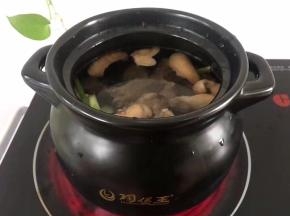 将洗干净的鸡肉放入煲中