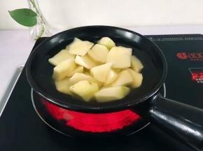 准备一个煲，放水，将土豆去皮洗净切块，放入煲中，煮开6分钟左右捞出沥干水分