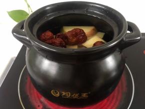 将洗好的红枣放入煲中