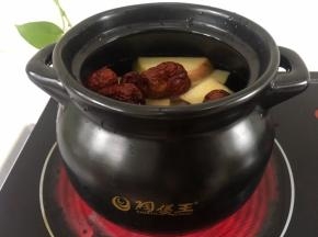 将洗好的红枣放入煲中