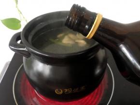 大火煮开，倒入料酒，转小火煮一个小时后