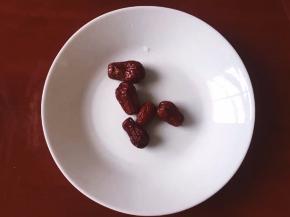 将红枣洗净