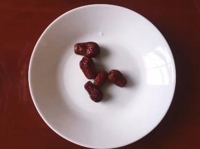 将红枣洗净