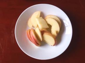 将苹果洗净后切成厚片