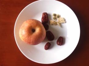 将苹果，红枣，菊花准备好