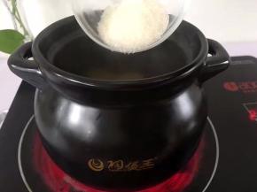 将白糖称好重量，倒入煲中