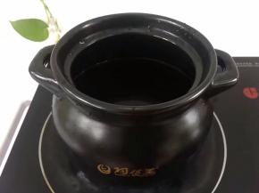 准备一个煲放入适量的水