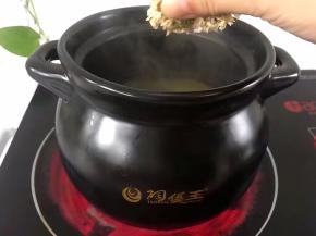 中火煮半小时，将菊花洗净