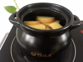 将切好的苹果放入煲中