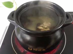 将菊花放入煲大火煮