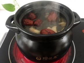 放红枣继续小火煮，50分钟后放苟记