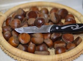 然后用刀在栗子上划上一刀，划的时候注意，别伤到手。