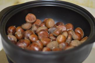 刚买回来的黑乐砂锅不需要清洗，用干抹布擦净灰尘，然后放入处理好的栗子。