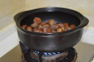 盖上盖子，大火开启烧烤模式，每5～10分钟，摇晃一下锅，避免糊了。（干烧的时候比较热，摇晃时务必带上隔热手套。）