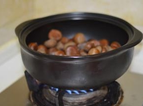 盖上盖子，大火开启烧烤模式，每5～10分钟，摇晃一下锅，避免糊了。（干烧的时候比较热，摇晃时务必带上隔热手套。）