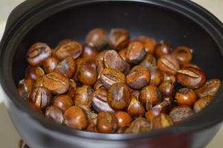 待栗子开口后，转中小火继续烤至熟透即可。