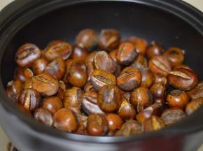 待栗子开口后，转中小火继续烤至熟透即可。