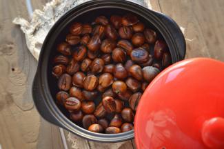 栗子熟后趁热吃哦，砂锅烧烤完毕后比较烫，建议放在炉架上晾至不烫手的温度再拿下来，以免烫坏桌子。