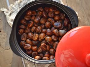 栗子熟后趁热吃哦，砂锅烧烤完毕后比较烫，建议放在炉架上晾至不烫手的温度再拿下来，以免烫坏桌子。