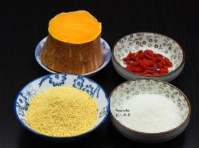 准备食材：小米、南瓜、白砂糖、枸杞等；PS：适合用老南瓜。