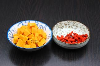 南瓜去皮切块、枸杞洗净、小米洗净；