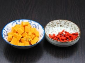 南瓜去皮切块、枸杞洗净、小米洗净；