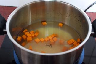 小米、南瓜块放入锅中，加适量的清水