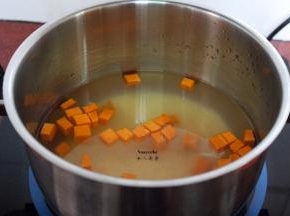 小米、南瓜块放入锅中，加适量的清水