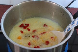 放入枸杞、白砂糖，在熬煮10分钟即可。 PS：枸杞不需要太早放入。