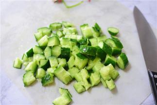 黄瓜先拍一下再切成小块。