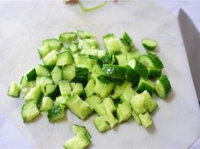 黄瓜先拍一下再切成小块。