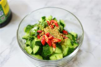 黄瓜，香菜，辣椒，蒜，芝麻放在一个容器。