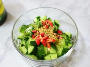 黄瓜，香菜，辣椒，蒜，芝麻放在一个容器。