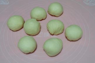 发酵好的面团排气揉匀后分成八个等大的小面团，揉圆，盖上保鲜膜，静置醒发10分钟；