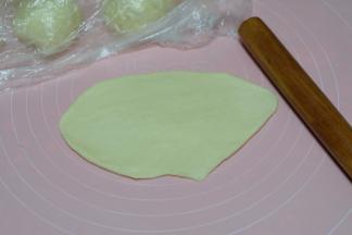 取出一个面团，擀开，排气；