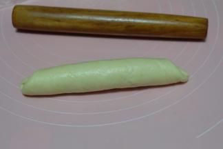 把面团卷起来，卷成一个长形的卷；