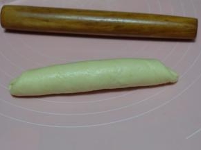 把面团卷起来，卷成一个长形的卷；