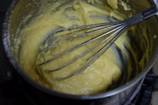 现在来制作酥皮，把清水60g和玉米油20g混合在一起放在奶锅里煮开，然后把面粉40g倒进去快速搅拌均匀至无干粉的状态，关火以后把鸡蛋黄2个搅拌均匀分三次倒进锅里搅拌均匀就是酥皮了，放凉后放进裱花袋里备用；（我这个酥皮材料做的有点多，多余的我挤在烤盘里做了奶油泡芙）