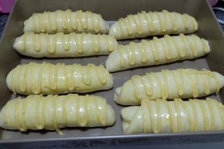 把酥皮挤在面包上；