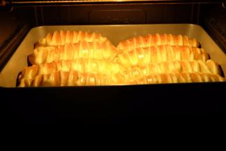 放到烤箱里，上下火，中层，165度，30度。