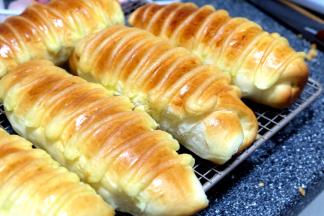 烤好的面包放在晾网上晾凉；