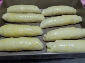 刷上鸡蛋液；
