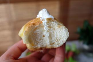 这款面包很柔软，我头一天晚上烤的，放凉后装在保鲜袋里密封保存，第二天早上不用加热，直接切开夹奶油就可以了，软软的，很好吃。大闺女本来就爱吃奶油，看到这款面包更是喜欢的不得了。咬一口，看一下内部组织吧，比外面买的要好吃多了！闺女说，以后可以经常做这款面包了。