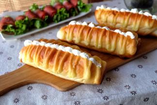 把淡奶油200g加20g白砂糖放在一个无油无水的小盆里，用打蛋器打发，放在裱花袋里，面包从中间切一刀，把奶油挤到面包中间，就可以开吃了！