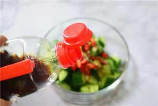 加醋和香油，拌匀即可