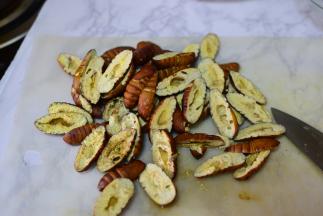 每个蚕蛹从中间切开，去掉内脏