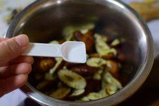 加入盐和胡椒粉